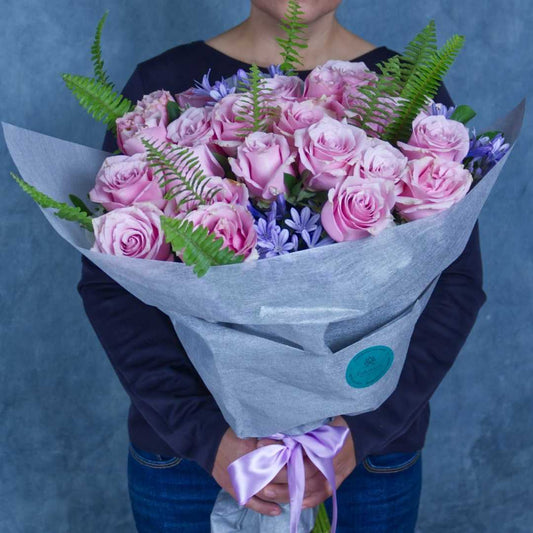 Bouquet de 24 rosas lila "Náutica"